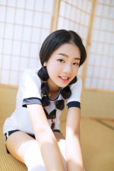 他把手探进我的衣服下摆